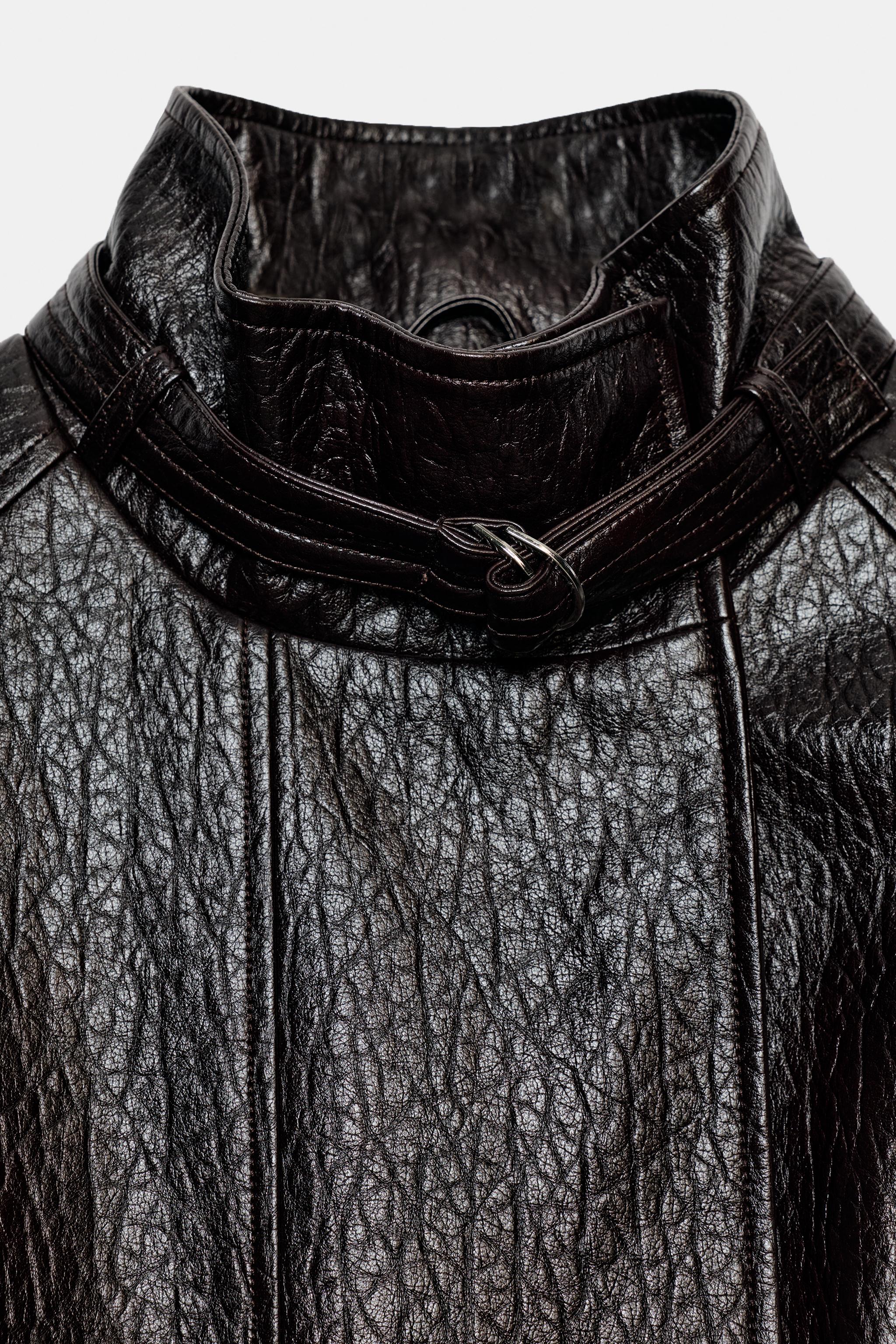 BLOUSON EN MATIÈRE SYNTHÉTIQUE AVEC CEINTURE
